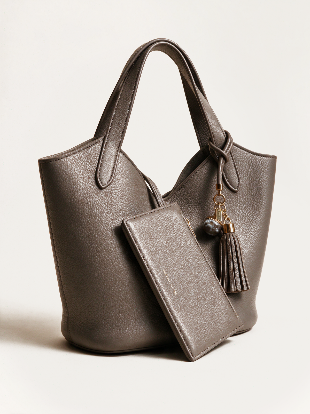 MEDDA, the medium bucket, with the zip pouch